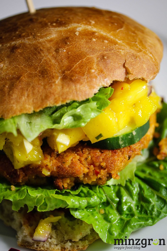 Couscous-Patty Burger mit Mango Chutney - minzgrün