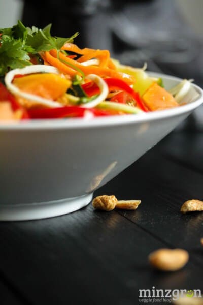 Gemüsenudeln mit Erdnuss-Limetten Sauce