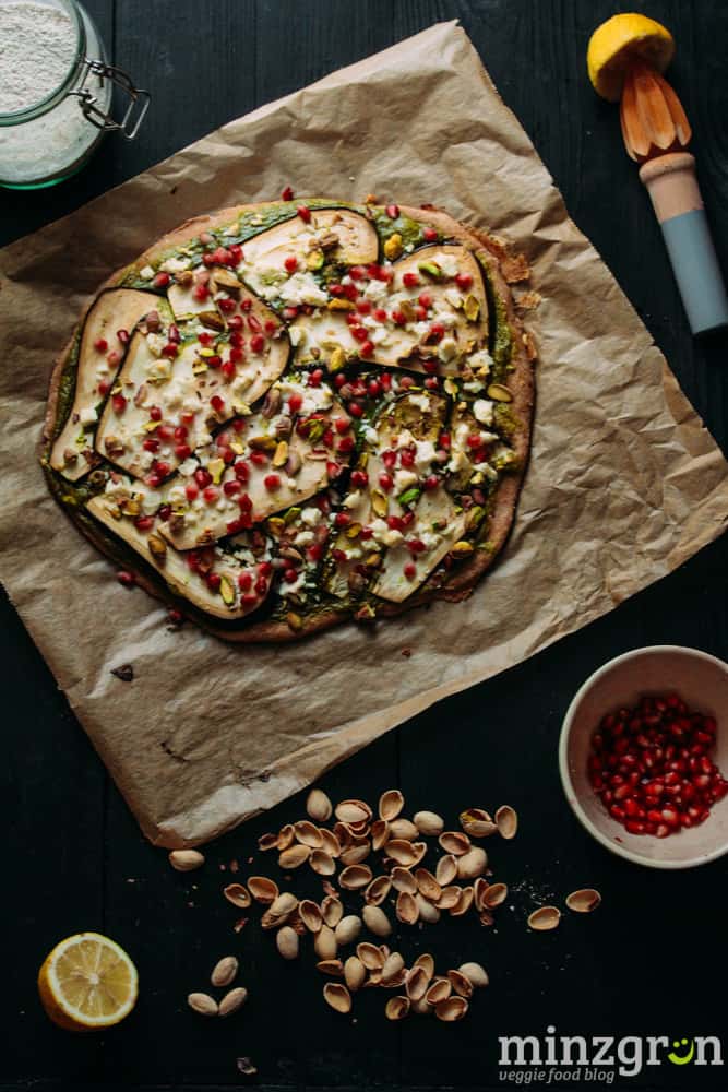 Pizza mit Auberginen, Feta &amp; Granatapfelkernen | minzgrün