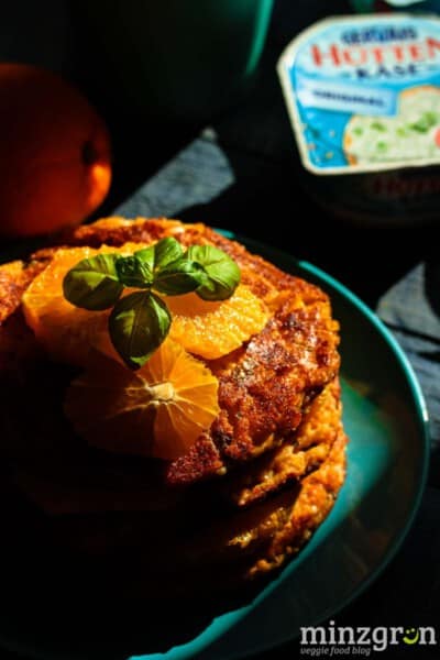 Hüttenkäse-Pancakes mit Orange und Basilikum