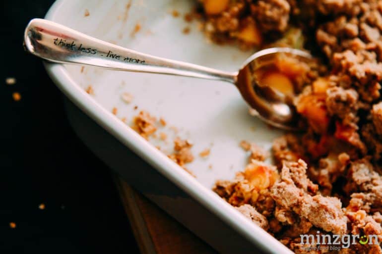 Rhabarber-Mango Crumble mit Haferflocken