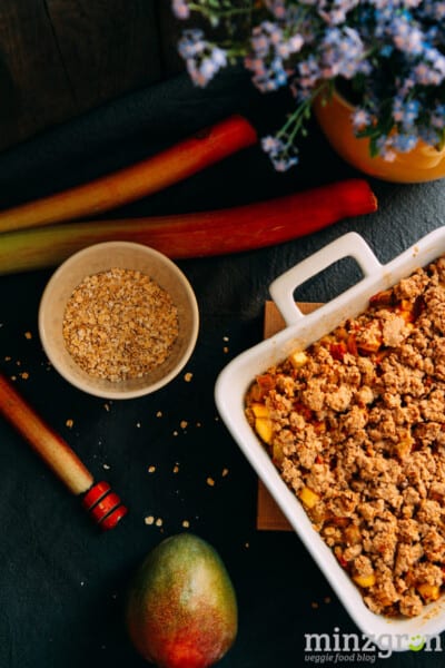 Rhabarber-Mango Crumble mit Haferflocken