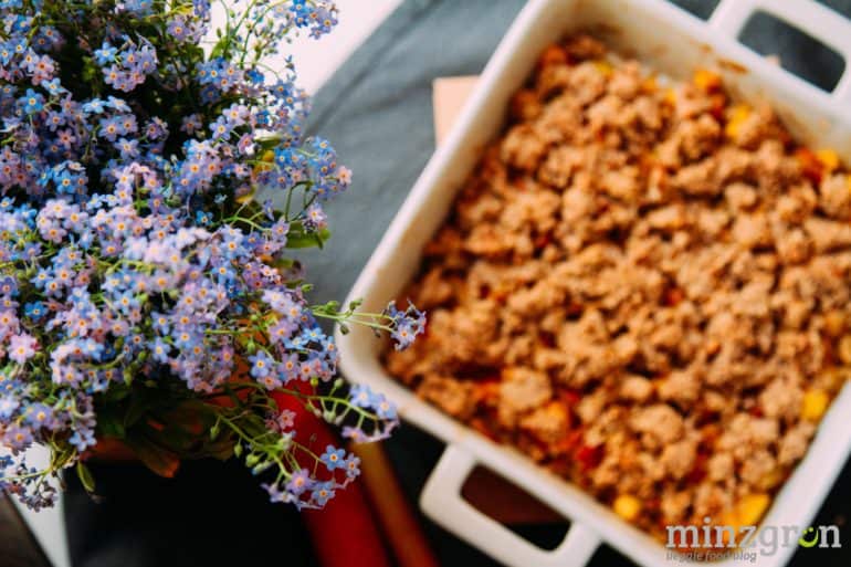 Rhabarber-Mango Crumble mit Haferflocken