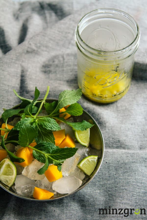 Alkoholfreier Mango-Mojito - minzgrün