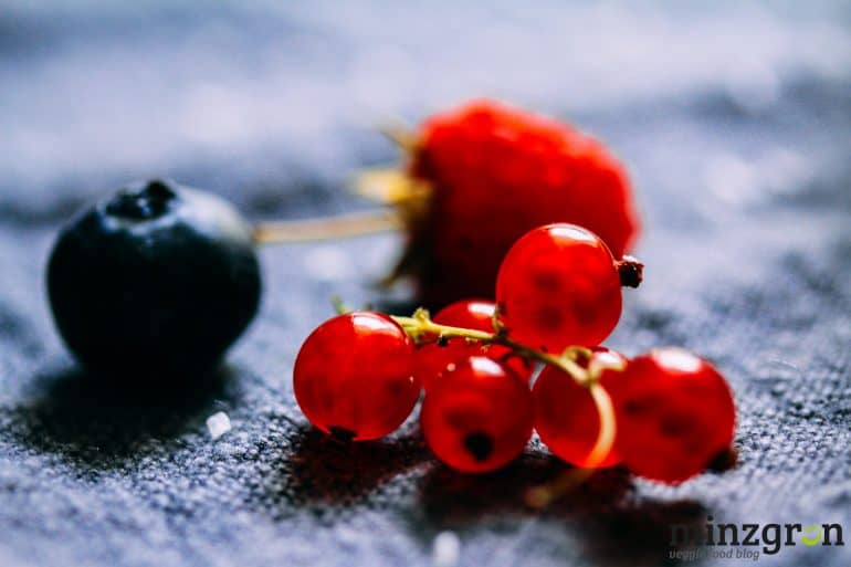 Beeren-Buttermilchkuchen mit Kokosstreusel