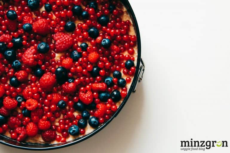 Beeren-Buttermilchkuchen mit Kokosstreusel