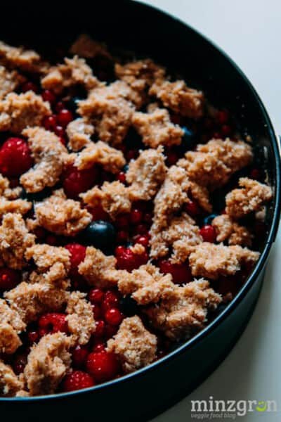 Beeren-Buttermilchkuchen mit Kokosstreusel