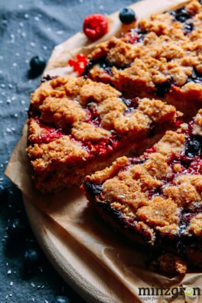 Beeren-Buttermilchkuchen mit Kokosstreusel